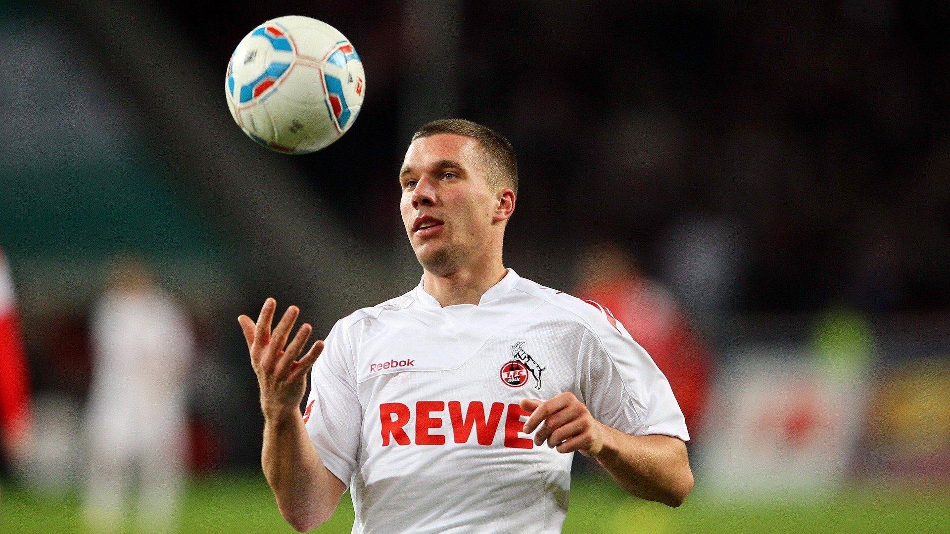 爱游戏在线登录-全队压迫触球点分布成对称网状